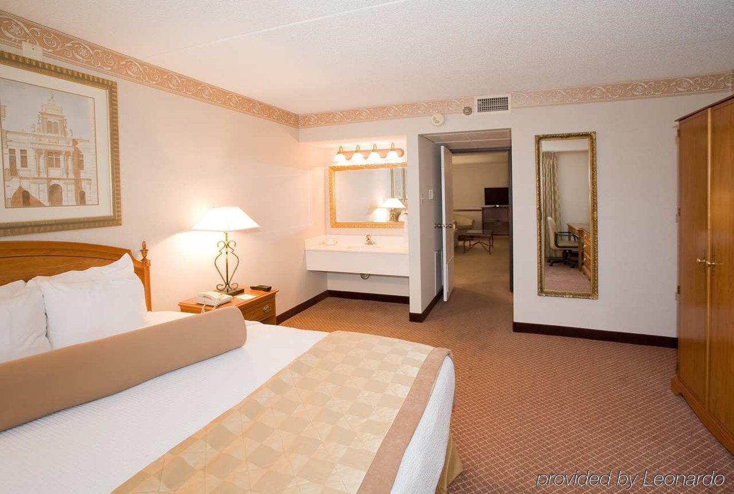 Embassy Suites By Hilton Chicago Schaumburg Woodfield Room photo