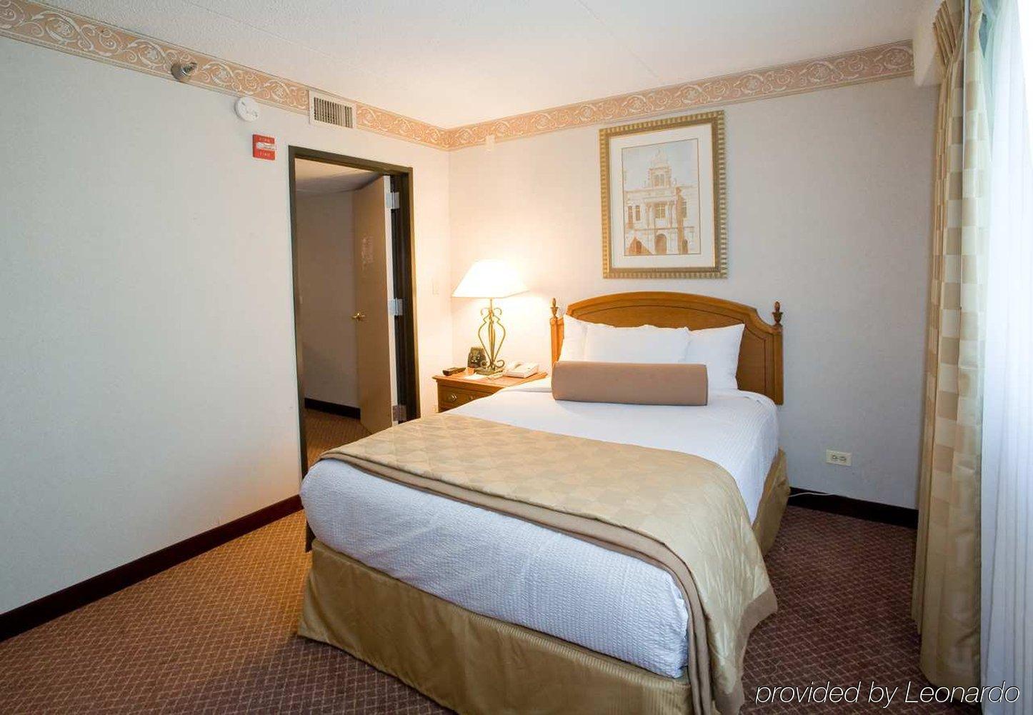 Embassy Suites By Hilton Chicago Schaumburg Woodfield Room photo