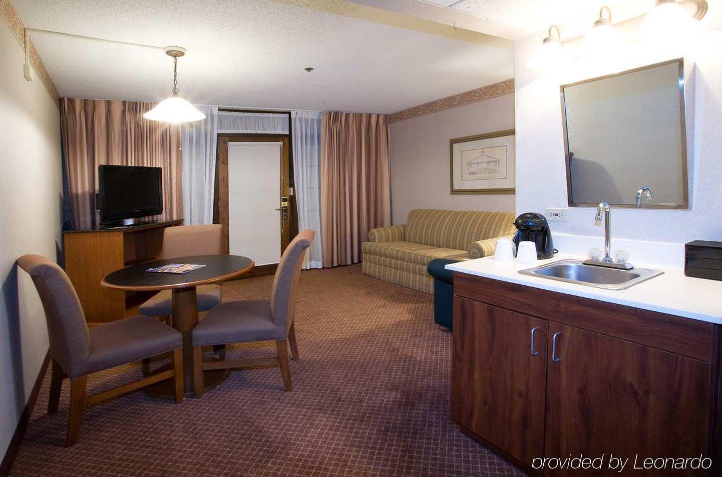 Embassy Suites By Hilton Chicago Schaumburg Woodfield Room photo